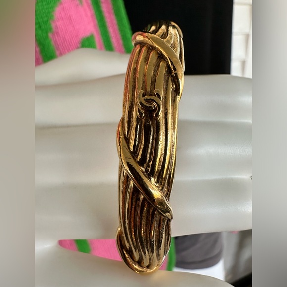 CHANEL vintage gold plated twisted CC bangle - Picture 4 of 16